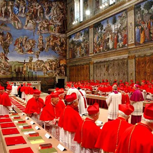 Le Conclave pendant lequel le Pape est élu dans la Chapelle Sixtine