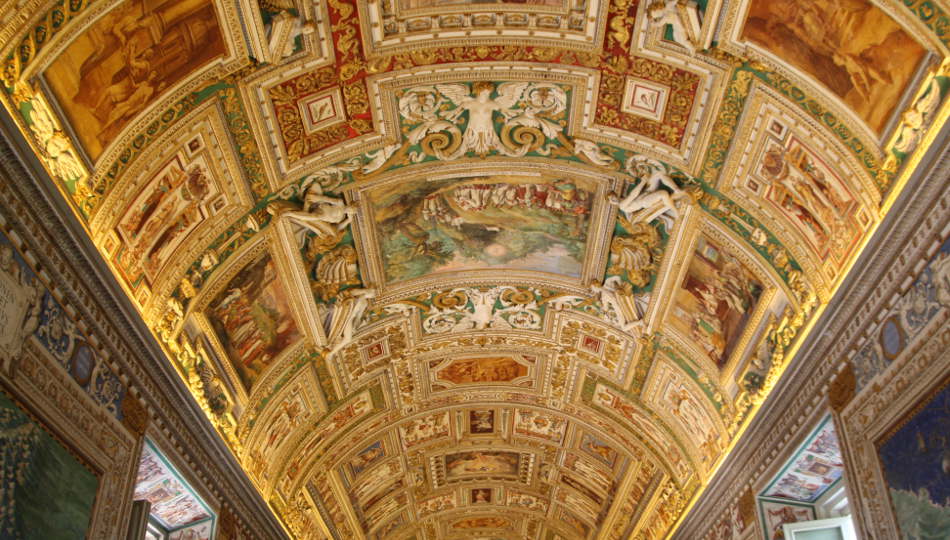 À l'intérieur des musées du Vatican à Rome