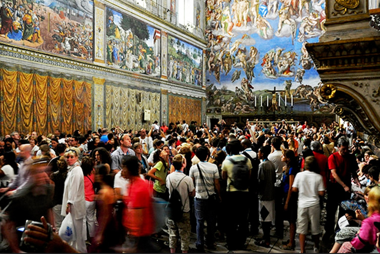 La foule à l'intérieur des musées du Vatican